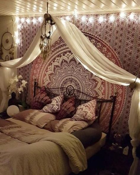 Casa Hobbit, Tapestry Bedroom, Bohemian Bedroom Decor, Bohemian Bedroom, Decor Minimalist, Boho Bedroom, Dream Bedroom, Minimalist Bedroom, My New Room