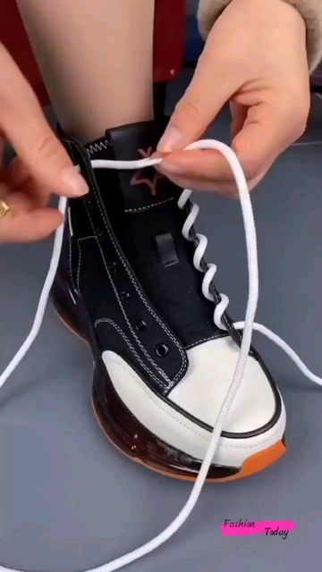 Look so Cute • Fashion • Style • Makeup • Hairstyle on Instagram: "🌟Try this sneakers hack 👟👟 Save it 🌟 . . . #looksocute #fashion #style #stylingtips #stylinghacks #fashionstyle #fashionlover #fashiontrends #fashionist #fashiontips #ootd #ootdguide #ootdfashion #ootdinspiration #ootdstyle #ootdgoals #ootdinspo #whattowear #whatiworetoday #stylediary #stylegram #styleinspo #styleblogger #styletips #stylishlook #stylish #stylist #newyorkcity #losangeles #miamibeach" Ways To Tie Shoelaces, Simpul Dasi, Shoe Lacing Techniques, Pakaian Hipster, Ways To Lace Shoes, How To Tie Shoes, Diy Clothes Hacks, Shoe Lace Patterns Converse, Lace Patterns Converse