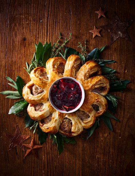 Deck the halls with our festive sausage roll wreath with mulled wine cranberry relish recipe. This tear-and-share dish makes a great Christmas party centrepiece Sausage Wreath, Sausage Roll Wreath, Christmas Sausage, Wreath Recipe, Roll Wreath, Christmas Canapes, Christmas Appetizers Easy, Sausage Roll, Cranberry Relish