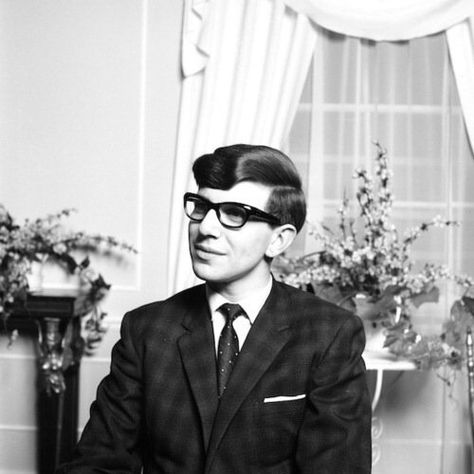 Stephen Hawking before ALS disease – 1960’s | 20 Rare And Historic Pictures Of Famous People | Popular People in History. Steven Hawking, Photos Rares, Historical People, 90's Fashion, Neil Young, We Are The World, Stephen Hawking, Interesting History, Special People