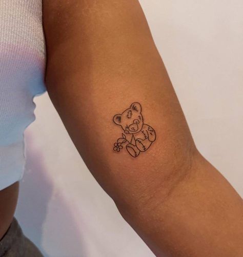 Line art teddy bear tattoo on the inner arm. Tattoos On Dark Skin, Teddy Bear Tattoo, Paznokcie Hello Kitty, Illusion Tattoos, Optical Illusion Tattoos, Bear Tattoos, Petite Tattoos, Tattoos Geometric, Tatuaje A Color