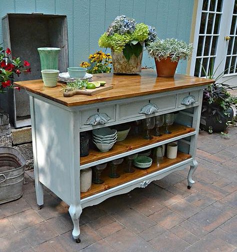 Antique dresser-turned-kitchen island Organiser Cucina, Kitchen Ikea, Farmhouse Kitchen Island, Decor Ikea, Easy Coffee, Diy Kitchen Island, Tables Diy, Old Dressers, Kitchen Islands