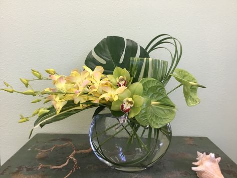 Console Flower Arrangement, Tropical Modern Decor, Simple Tropical Flower Arrangements, Modern Tropical Floral Arrangements, Contemporary Floral Arrangements, Modern Flower Arrangements Simple, Tropical Arrangements Floral Design, Horizontal Flower Arrangements Design, Modern Mass Floral Design