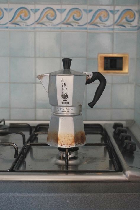 Café Cubano, Italian Coffee Maker, Italian Aesthetic, Moka Pot, Italy Aesthetic, Italian Coffee, Aesthetic Coffee, Stove Top Espresso, Italian Summer