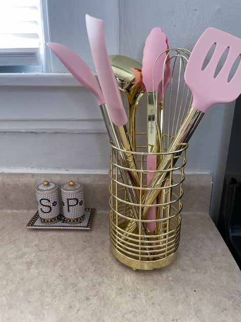 Cute Dorm Kitchen Ideas, Pink Blue Kitchen Decor, Pink Black Gold Kitchen, Pink Kitchen Accents, Pink Kitchen Items, Pink Kitchen Sets, Kitchen Pink Decoration, Blue And Pink Kitchen Decor, Pink And Gold House Decor