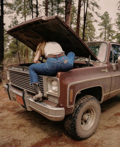 Cars Women, Old Pickup, Western Life, Cowgirl Aesthetic, Western Aesthetic, Southern Gothic, The Trunk, Ranch Life, Baby Cowboy