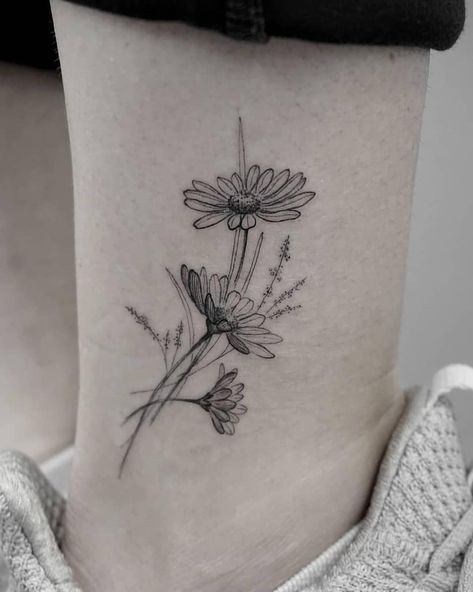 Sunflower Lavender Tattoo, White Daisy Tattoo, Lavender Tattoos, Daisy Chain Tattoo, Small Daisy Tattoo, Daisy Tattoos, Daisy Tattoo Designs, Sister Tat, Black And White Daisy