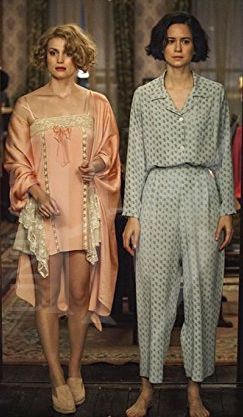 Queenie and Tina in pajamas from 'Fantastic Beasts and Where To Find Them' (2016). Costume Designer: Colleen Atwood. Fantastic Beasts Queenie, Lingerie Latex, Alison Sudol, Tina Goldstein, Fantastic Beasts Series, Fantasic Beasts, Queenie Goldstein, Colleen Atwood, Fantastic Beasts Movie