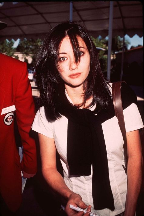 Best Grunge Styles. Hair makeup and outfit on point. Charmed Outfits, Shannen Doherty Charmed, 90s Outfit Inspiration, Shannon Doherty, Charmed Tv Show, Jennie Garth, Charmed Tv, Shannen Doherty, Beverly Hills 90210