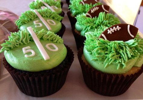 Football Cupcakes..I'm going to attempt to perfect these tomorrow morning before DW's 10th Birthday Party!! Superbowl Cake, Sport Cupcakes, Superbowl Desserts, Football Cupcakes, Cupcakes Ideas, Sport Cakes, Football Birthday Party, Football Cake, Football Food