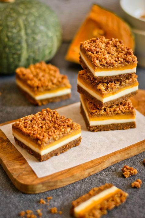 Vegan Pumpkin Cheesecake Bars (with Lotus Biscoff Biscuits) Biscoff Recipes, Pumpkin Cheesecake Bars, Cheesecake Bar Recipes, Vegan Cheesecake, Vegan Pumpkin, Cheesecake Bars, Pumpkin Cheesecake, Holiday Desserts, Dessert For Dinner