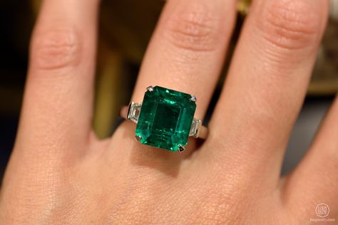 Fabergé Devotion emerald ring Emerald Ring Design, Engagement Ring Minimalist, Jewerly Ring, Emerald Ring Vintage, Emerald Wedding Rings, Forever And Ever, Minimalist Engagement Ring, Jewelry Lockets, Lab Created Emerald