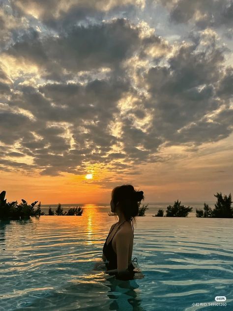 Sunset Pool Pictures, Ulzzang Girl Beach, Swimming Pose Ideas, Girl Swimsuit Aesthetic, Swimming Pool Pose Ideas, Swimming Pool Outfit Ideas, Pool Pics Aesthetic, Poolside Photoshoot Ideas, Pool Picture Ideas Instagram