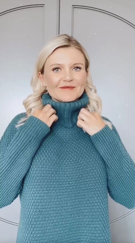 Bulky Turtleneck Sweater, How To Roll Turtle Neck Sweater, How To Fold Turtle Neck Collar, How To Fold A Turtleneck Sweaters, How To Fold A Turtleneck Neck, How To Style Oversized Turtleneck, How To Wear A Cowl Neck Sweater, Jewelry With Turtleneck Sweater, Turtle Neck Hacks