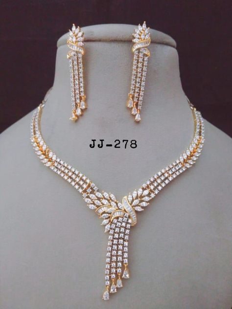 Dimond Neckless Jewelry, Dubai Market, Simple Necklace Designs, Delicate Gold Jewelry, Bridal Necklace Designs, Neck Pieces Jewelry, Diamond Jewelry Set, Diamond Pendants Designs, Pendant Sets