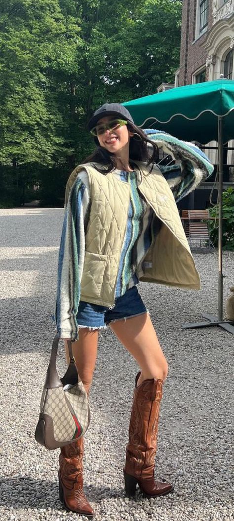 Dua Lipa Street Style, Dua Lipa Instagram, Vest Street Style, Gucci X Balenciaga, Body Positive Fashion, Girl Fashion Style, Gentle Monster, Photo Outfit, Dua Lipa