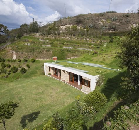 This 140 square meters house is located in Ecuador and was conceived by AR+C architects as completely embedded into the natural environment. One has to be placed in front... House Built Into Hill, Earth Sheltered Homes, Casa Hobbit, Sheltered Housing, Hillside House, Earth Sheltered, Underground Homes, Earth Homes, Earthship