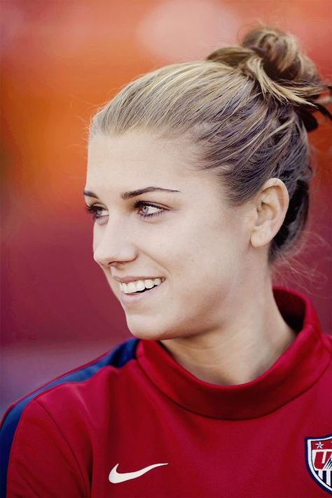 Alexandra Morgan, Madrid Logo, Real Madrid Logo, Usa Soccer Team, Female Football Player, Uswnt Soccer, Alex Morgan Soccer, Cr7 Messi, Female Soccer