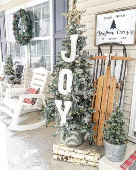 Christmas Tablescape, Christmas Porch Decor, Thomas The Train, Front Porch Christmas Decor, Christmas Porch, Farmhouse Christmas Decor, Noel Christmas, Décor Diy, Country Christmas