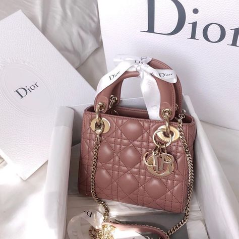 DIOR Fan Page on Instagram: “@shirlettie 👇🏻😍 ~ ~ ~ ~ #DiorLover #DiorAddict #DiorFashion #ClassicDior #Dior #DiorBag #LadyDiorBag” Purse Wishlist, Tas Lv, Dior Purse, Latest Bags, Dior Addict, Luxury Purses, Dior Handbags, Hermes Handbags, Pink Purse