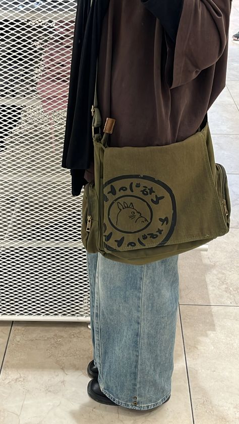 Totoro Bag Outfit, Totoro Messenger Bag Outfit, Messenger Bag Outfit, Messenger Bag Aesthetic, Boyish Outfits, Oversize Outfit, Hippie Aesthetic, Things I Need To Buy, Thrifted Outfits