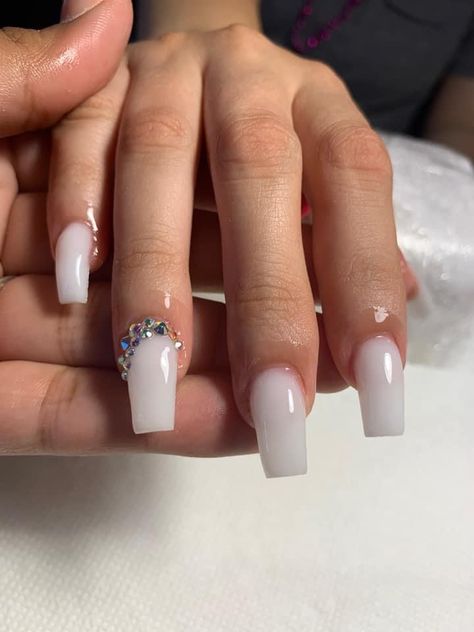 Baddie Short Acrylic Nails Square White, Cute Baddie Short Acrylic Nails, Short Volleyball Nails, White Bling Acrylic Nails, Baddie Short Acrylic Nails, College Nails, Tapered Square Nails, Acrylic Nail Shapes, Fancy Nails Designs