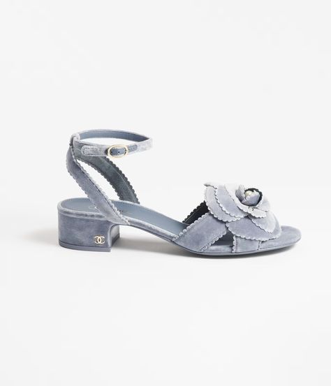 Sandals of the Fall-Winter 2024/25 Pre-Collection collection: Sandals, velvet, gray on the CHANEL official website. Grey Accessories, Eyewear Campaign, Moda Chanel, Chanel Watch, Gray Accessories, Chanel Store, Foto Aesthetic, Jewelry Advice, Funky Shoes