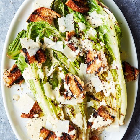 Delish Grilled Salad Recipes, Grilled Romaine Lettuce, Grilled Chicken Caesar, Lettuce Wedge, Grilled Romaine Salad, Grilled Chicken Caesar Salad, Sommer Mad, Grilled Salad, Grilled Romaine