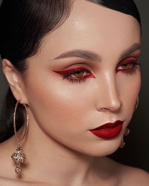 M E G 🥀 B E N I T E Z sur Instagram : Another shot from a look I did last month 💋 I just love a monochrome red look ❤️ ————————————————————— PRODUCTS USED FACE: @deciem the… Red Monochromatic Makeup, Monochromatic Makeup Looks, Silicone Primer, Red Makeup Looks, Monochromatic Makeup, Maquillage On Fleek, Red Eyeliner, Red Eye Makeup, Monochrome Makeup Look