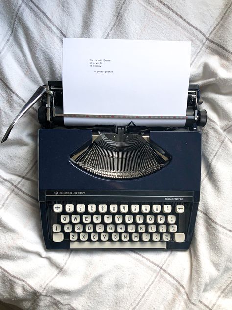 Typing Machine Aesthetic, Scriptwriting Aesthetic, Scriptwriter Aesthetic, Journalist Aesthetic Girl, Vintage Typewriter Aesthetic, Publisher Aesthetic, Writer Aesthetic Girl, Novelist Aesthetic, Typewriter Aesthetic