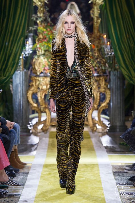 Roberto Cavalli - Fall/Winter 2016 - Look 56 Rock And Roll Fashion, Wild Party, Look Boho Chic, Mode Hippie, 2025 Fashion, Animal Print Fashion, Fashion Revolution, 1970s Fashion, Fall Winter 2016