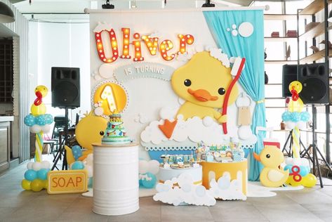 Rub a Duck!Let's shower fun with Oliver First birthday Party Duck Birthday Theme, Duck Baby Shower Theme, Rubber Ducky Party, Rubber Ducky Birthday, Rubber Duck Birthday, Décoration Baby Shower, Rubber Ducky Baby Shower, Baby Shower Duck, Duck Birthday