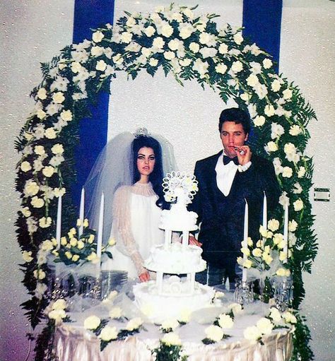 Presley Wedding, Priscilla Presley Wedding, Elvis Priscilla, Elvis Wedding, Elvis Presley Family, 1960s Wedding, Elvis And Priscilla, Elvis Movies, Elvis Presley Photos