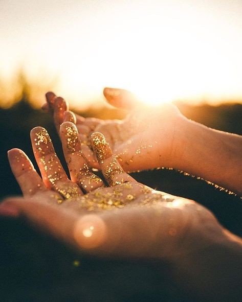 catching the golden light. Hufflepuff Aesthetic, Gold Aesthetic, Yellow Aesthetic, Summer Solstice, Photo Instagram, Gold Glitter, Photography Inspiration, We Heart It, The Sun