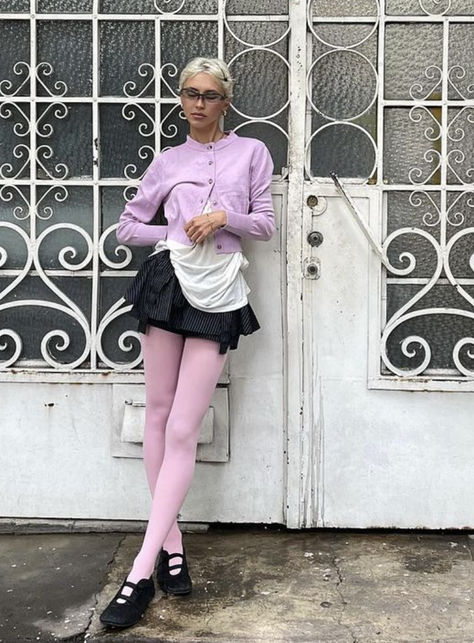 Coloured Tights Outfit, Pink Tights Outfit, Color Tights Outfit, Colorful Tights Outfit, Hslot Outfit, Coloured Tights, College Outfit Ideas, Colored Tights Outfit, First Day Outfit