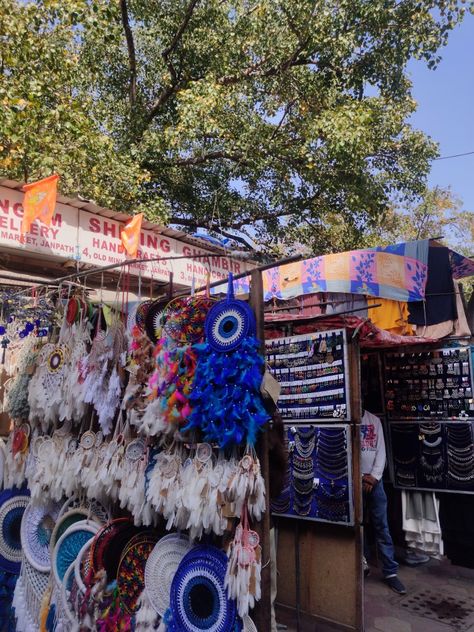 #streetmarket #delhimarket #streetshopping #delhi Delhi Places To Visit, Lajpat Nagar Market, Janpath Market, Delhi Places, Delhi Market, Snap Food, New Delhi, Summer Vacation, Instagram Story