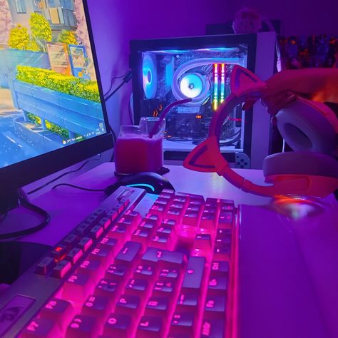 Gamer Set Up Aesthetic, Gamer Aesthetic Boy, Setup Gamer Aesthetic, Juli Core, Lana Pecherczyk, Gamergirl Aesthetic, Gamer Core, Gamer Girl Aesthetic, Twst Oc