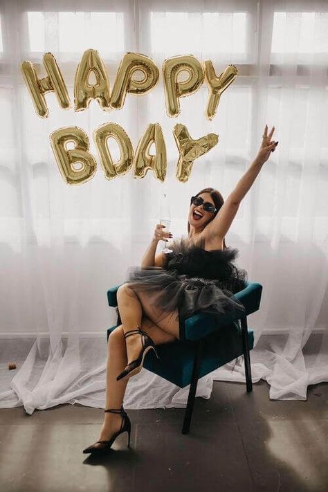 Birthday Posing Ideas Aesthetic, 21st Birthday Photoshoot Vintage, Hbd Photography Ideas, 13 Birthday Photoshoot, Birthday Photography Pose, 40th Birthday Pictures For Women, Self Birthday Photoshoot, 30th Bday Photoshoot, Photoshoot 30th Birthday