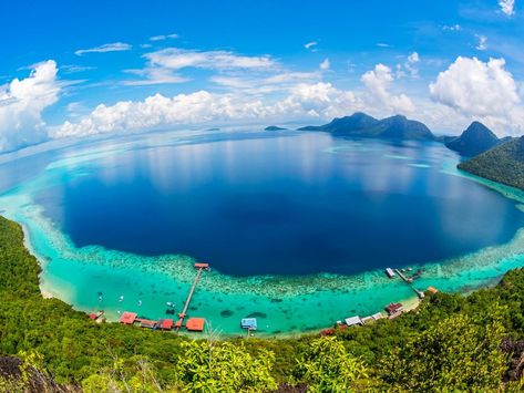 Beach Holiday Destinations, Best Island Vacation, Fauna Marina, Colorful Places, Kota Kinabalu, Countries To Visit, Beautiful Places On Earth, Island Resort, Island Vacation