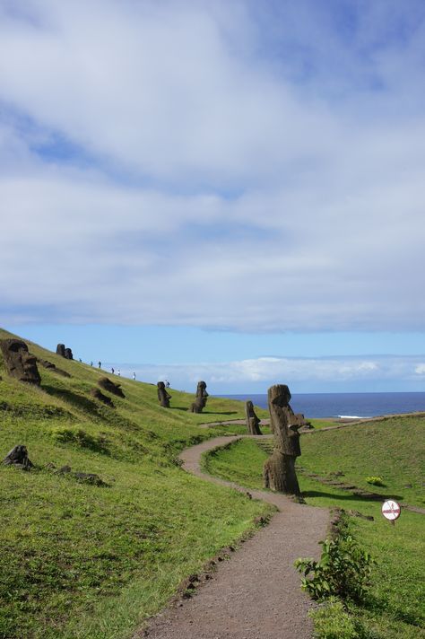 Easter Island Aesthetic, Ecuador Aesthetic, Easter Island Travel, Chile Trip, Moai Statues, Easter Island Moai, Easter Island Statues, European Explorers, Easter Island