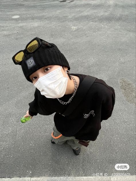 Guy Beanie Outfit, Beanie Outfit Men Aesthetic, Beanie Looks Street Styles, Skaterboy Aesthetic Outfits, Soft Skater Boy, Japanese Skater Style, Boy Skater Outfits, Beanie Outfit Street Style, Acubi Boy