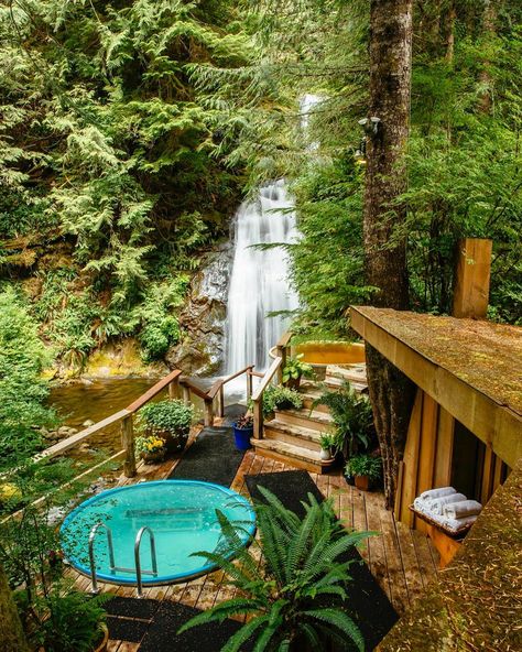 Talk about a spa.. Nimmo Bay Wilderness Resort in Canada let's you unwind and relax in nature. | Photo: Jeremy Koreski Wilderness Resort, Palm Springs Hotels, Health Retreat, Wellness Resort, Tub Pools, Luxury Retreats, Deep Connection, Winter Travel, Whistler