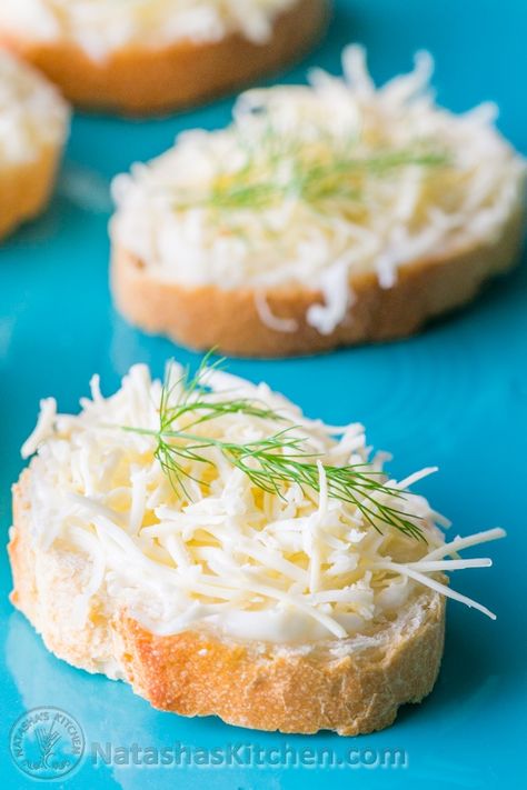 Easy Party appetizers, crostini, cheese canapé, Tea Sandwiches Cheese Appetizers For Party, Cheese Tea Sandwiches, Party Sandwiches Recipes, Tea Party Sandwiches Recipes, Easy Party Appetizers, Food Finger, Cheese Tea, Halloween Finger, Food Sandwiches