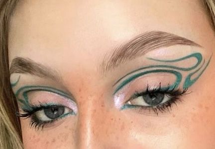 Cool Eyeliner Makeup, Wavy Eyeliner, Wave Eyeliner, Cool Graphic Liner, Green Graphic Eyeliner, Graphic Eyeliner Color, Cool Eyeliner Looks, Artsy Eyeliner, Colorful Graphic Liner