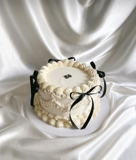 White Cake With Black Bows, White Bow Cake, Black And White Vintage Cake, Black And White Cake Ideas, Black And White Cake, Black White Cakes, Ribbon Cake, Vintage Birthday Cakes, Bow Cakes