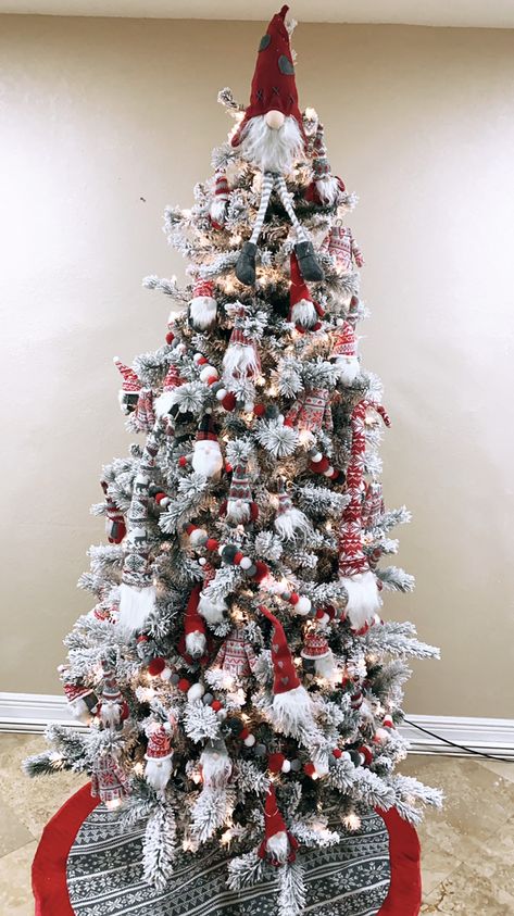 Santa Gnome Christmas Tree, Nomes Christmas Tree, Christmas Tree With Gnomes, Nome Christmas Tree Ideas, Christmas Gnome Tree, Gnome Decorated Christmas Tree, Gnome Christmas Trees Ideas, Gnome Inspired Christmas Tree, Gnomes Christmas Tree