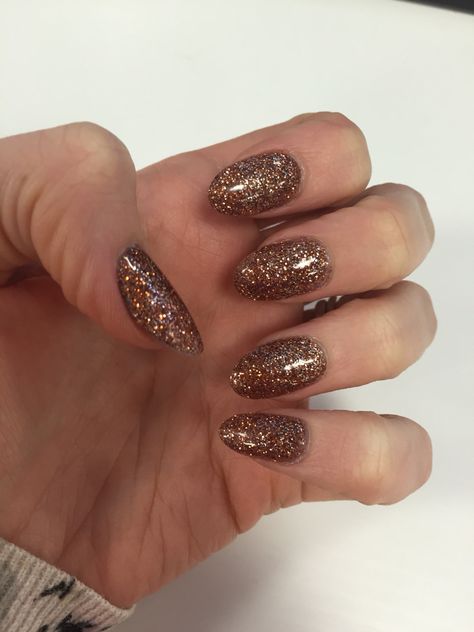 Bronze glitter nails Bronze Nails Designs, Red Sparkly Nails, Glitter Acrylic Nails, Gold Glitter Nail Polish, Rose Gold Nail Polish, Prom Nails Red, Nails Rose, Bronze Nails, Glittery Nails