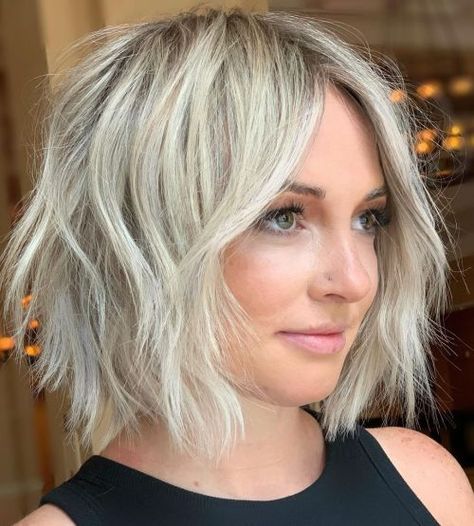 Platinum Bob with Shaggy Texture Haircuts 2022, Shaggy Bob Hairstyles, Shaggy Bob Haircut, Κούρεμα Bob, Square Face Hairstyles, Layered Bob Short, Bob Hairstyles For Thick, Medium Layered Hair, Choppy Bob