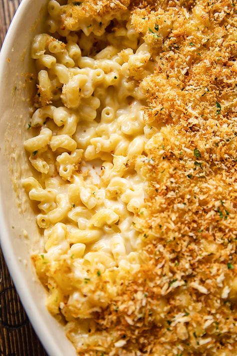 Creamy macaroni and cheese topped with crispy herb and garlic flavoured buttery breadcrumbs. Classic recipe made easy Macaroni And Cheese Bread Crumb Topping, Mac And Cheese Crispy Top, Bread Crumb Mac And Cheese Recipe, Mac And Cheese Recipe Baked Thanksgiving, Breadcrumbs Recipe Meals, Homemade Mac And Cheese With Breadcrumbs, Mac And Cheese Recipe With Rue, Baked Mac And Cheese Bread Crumbs, Breadcrumb Topping For Mac And Cheese