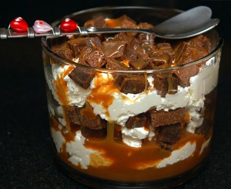 SALTED CARAMEL BROWNIE TRIFLE - Hugs and Cookies XOXO Rolo Brownies, Trifle Bowl Recipes, Salted Caramel Brownie, Brownie Trifle, Biscuits Graham, Trifle Recipes, Salted Caramel Brownies, Trifle Bowl, Trifle Desserts